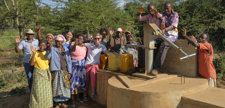 Menschen an einem Brunnen in Kenia Menschen an einem Brunnen in Kenia