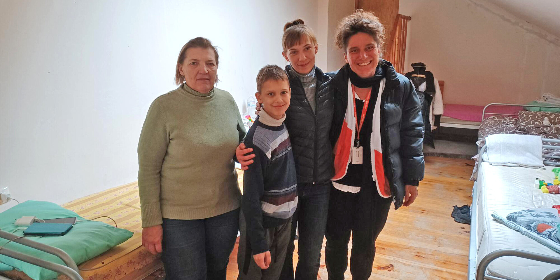 Kathrin Tätzsch, World Vision, mit Geflüchteten in einer Notunterkunft in Lwiw 