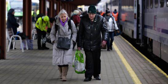Ältere Menschen aus der Ukraine an einem Bahnhof in Polen