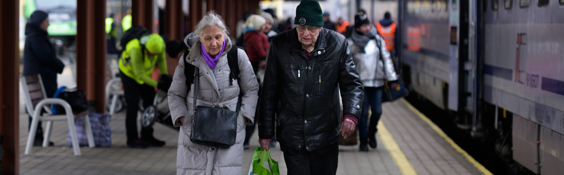 Ältere Menschen aus der Ukraine an einem Bahnhof in Polen