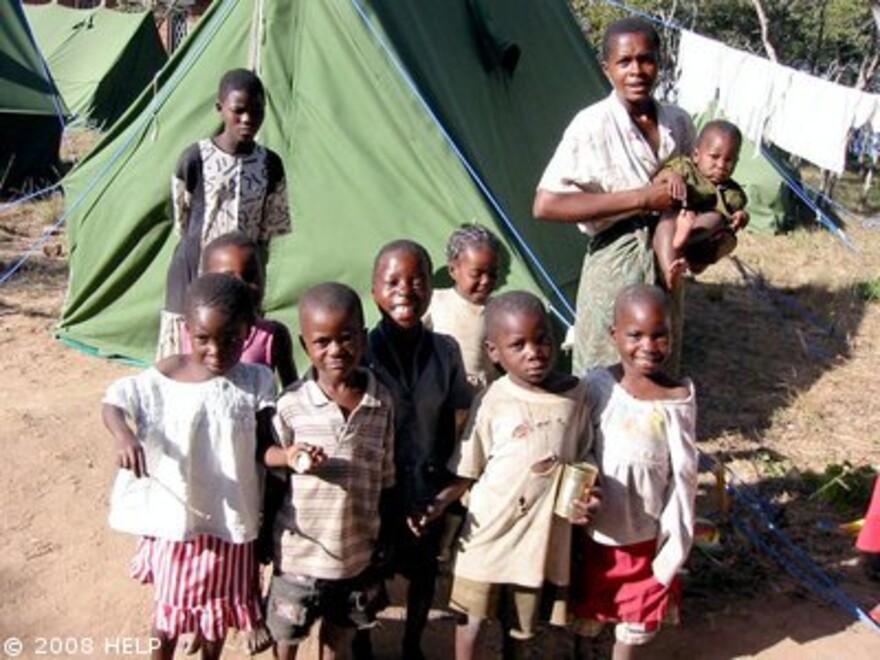 Cholera Simbabwe: Frau mit Kindern vor einem Zelt