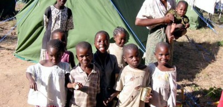 Cholera Simbabwe: Frau mit Kindern vor einem Zelt