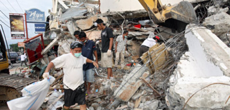 Katastrophen Südostasien: Aufräumarbeiten in Padang