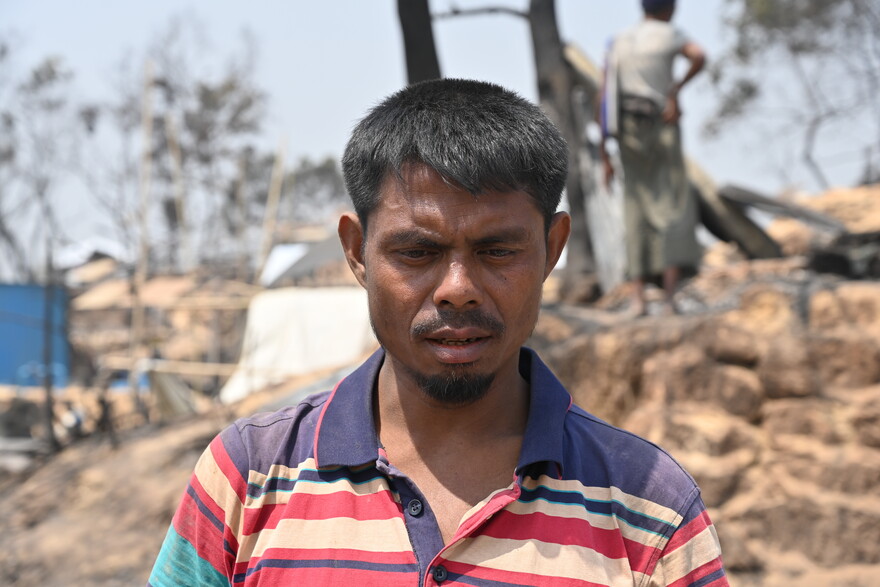 Ein Mann nach dem Brand im Rohingya-Lager Ein Mann nach dem Brand im Rohingya-Lager