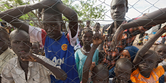 Kinder hinter einem Zaum im Flüchtlingslager Kakuma in Kenia (Archivbild)