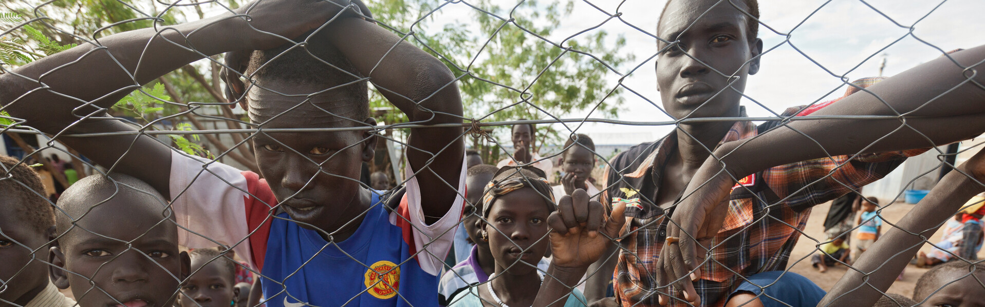 Kinder hinter einem Zaum im Flüchtlingslager Kakuma in Kenia (Archivbild)