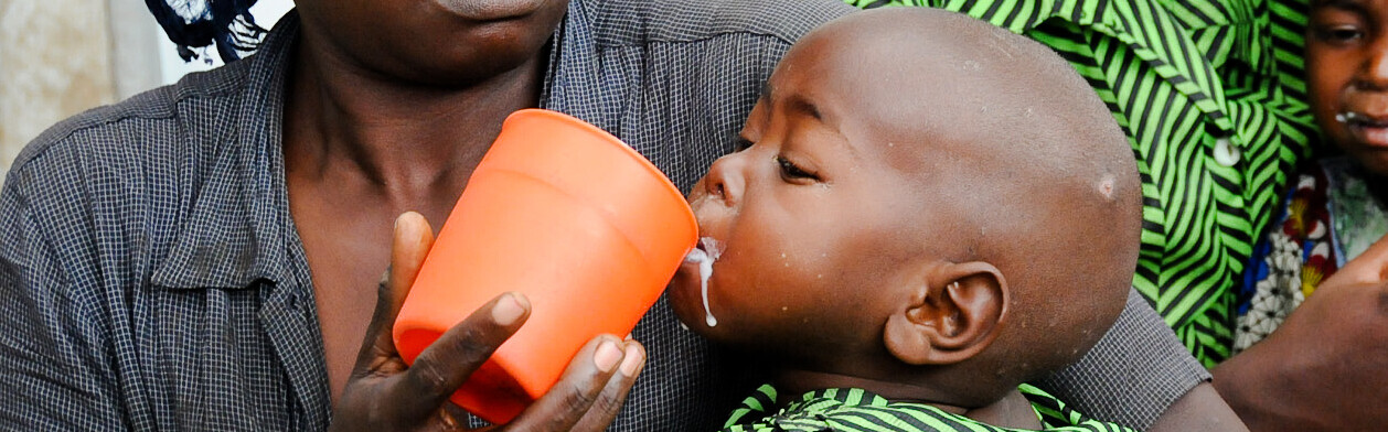 Kleine Kinder erhalten Spezialnahrung im Kongo - Tausende drohen zu verhungern