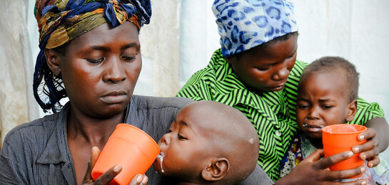 Kleine Kinder erhalten Spezialnahrung im Kongo - Tausende drohen zu verhungern