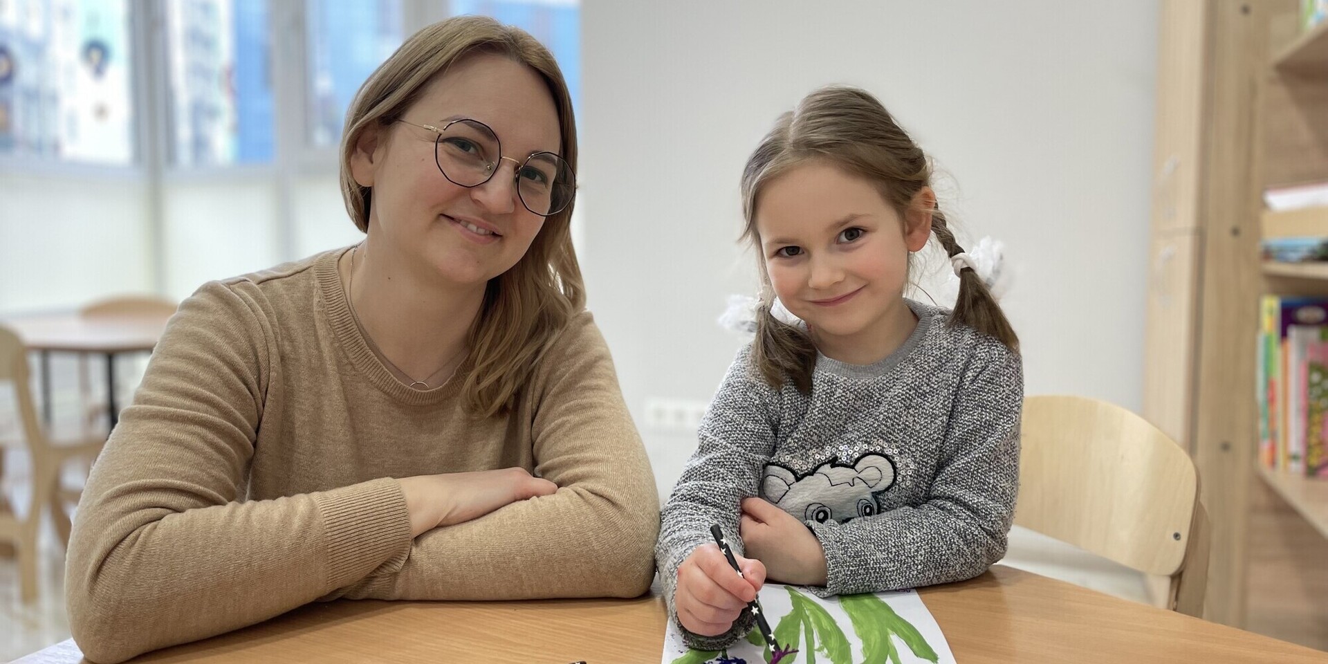 Eine Frau betreut ein Mädchen aus der Ukraine