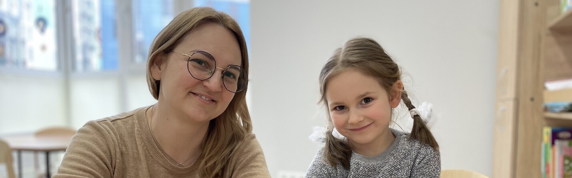 Eine Frau betreut ein Mädchen aus der Ukraine