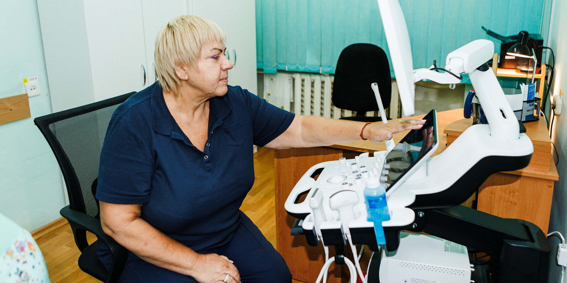 Eine Klinik im Bezirk Korabelnyi erhielt durch Help ein neues Ultraschallgerät Eine Ultraschalldiagnostikerin bedient in einer ukrainischen Klinik ein Utraschallgerät