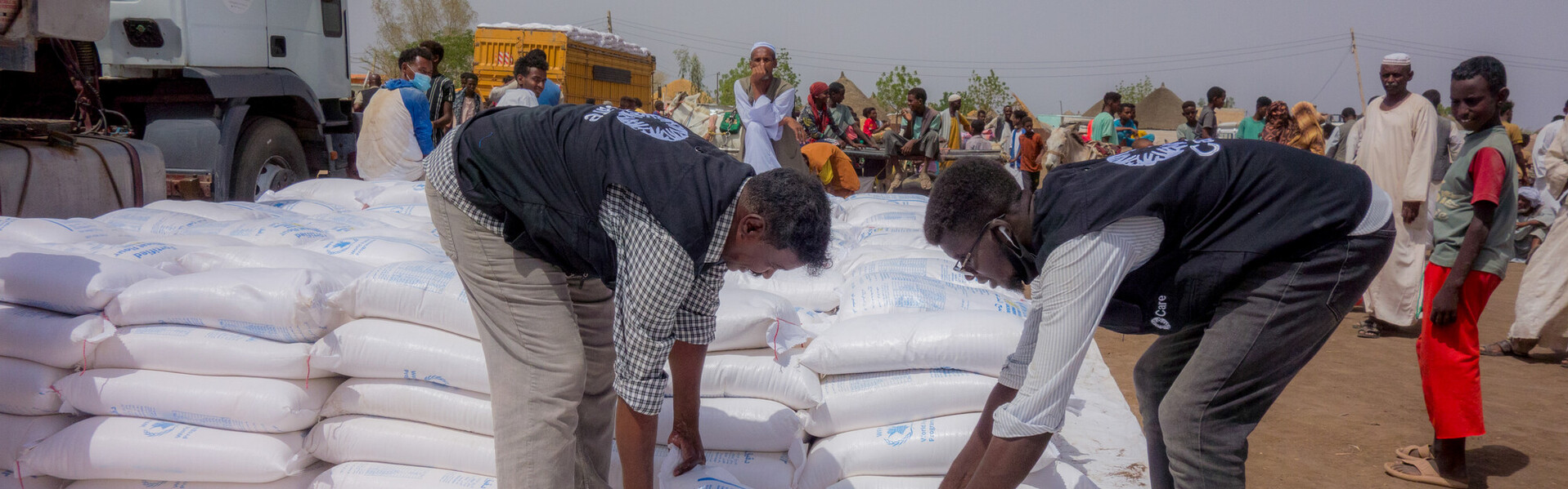Helfer von der Organisation CARE verladen im Sudan Säcke mit Lebensmitteln