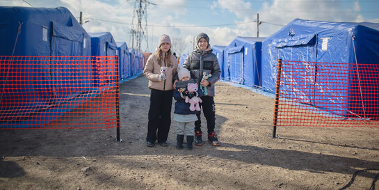 Kinder aus der Ukraine vor Zelten für Geflüchtete in Rumänien
