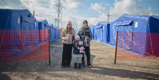 Kinder aus der Ukraine vor Zelten für Geflüchtete in Rumänien