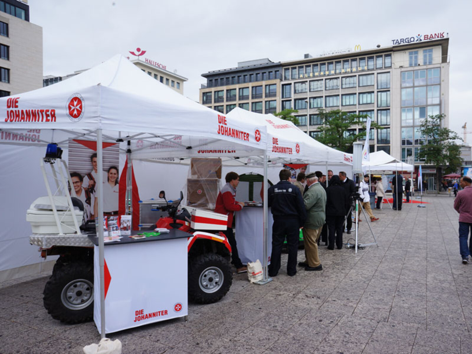 Die Johanniter zeigten in Frankfurt, wie ihre Kradfahrer eingesetzt werden