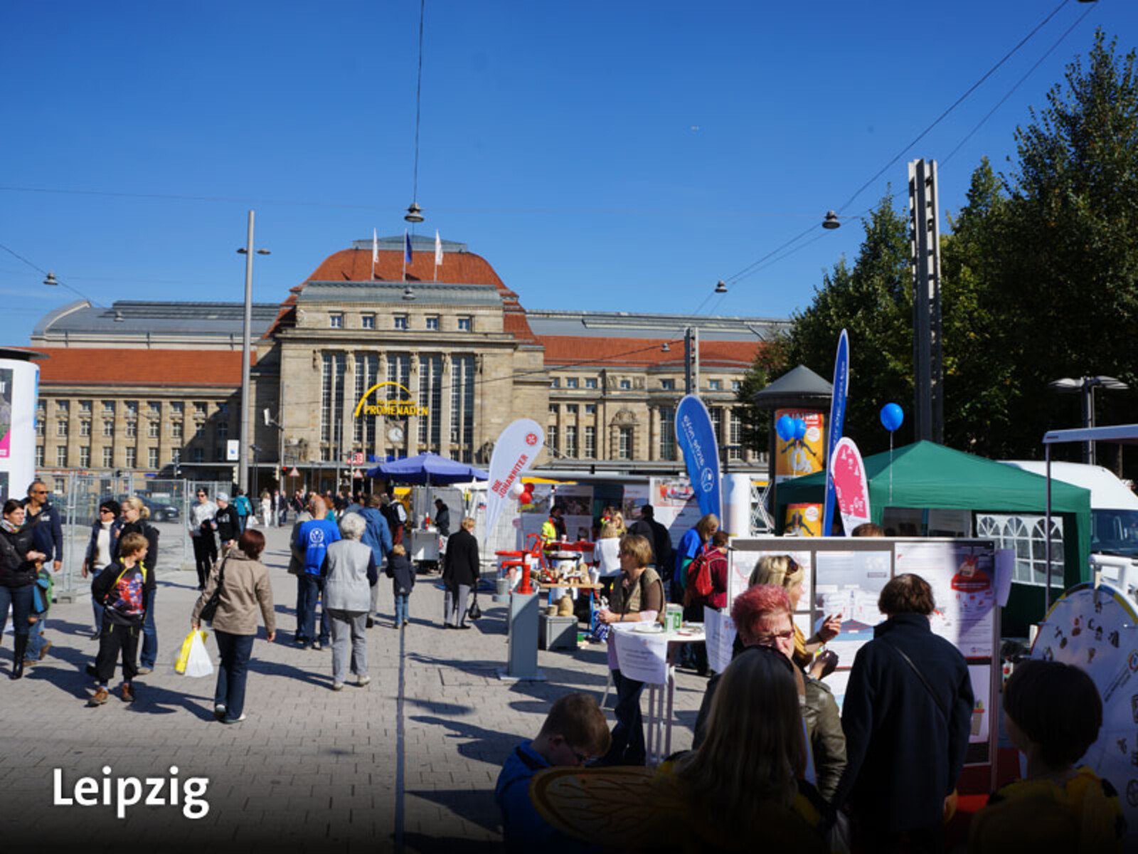 Weiter ging es mit der Tour „Deutschland hilft“ nach Leipzig, wo unser Infomobil auf dem Willy-Brandt-Platz direkt am Hauptbahnhof Halt machte