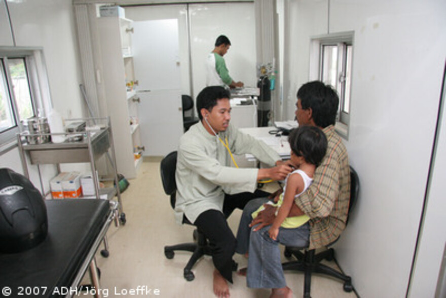 Tsunami-Hilfe Indonesien: Arzt untersucht ein Kind in der Aktion Medeor-IBU Klinik in Blang Brandang