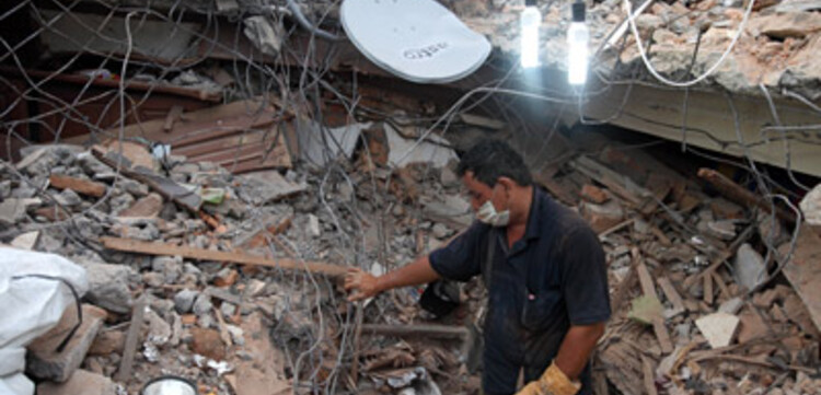 Katastrophen Südostasien: Suche geht auch im Dunkeln weiter