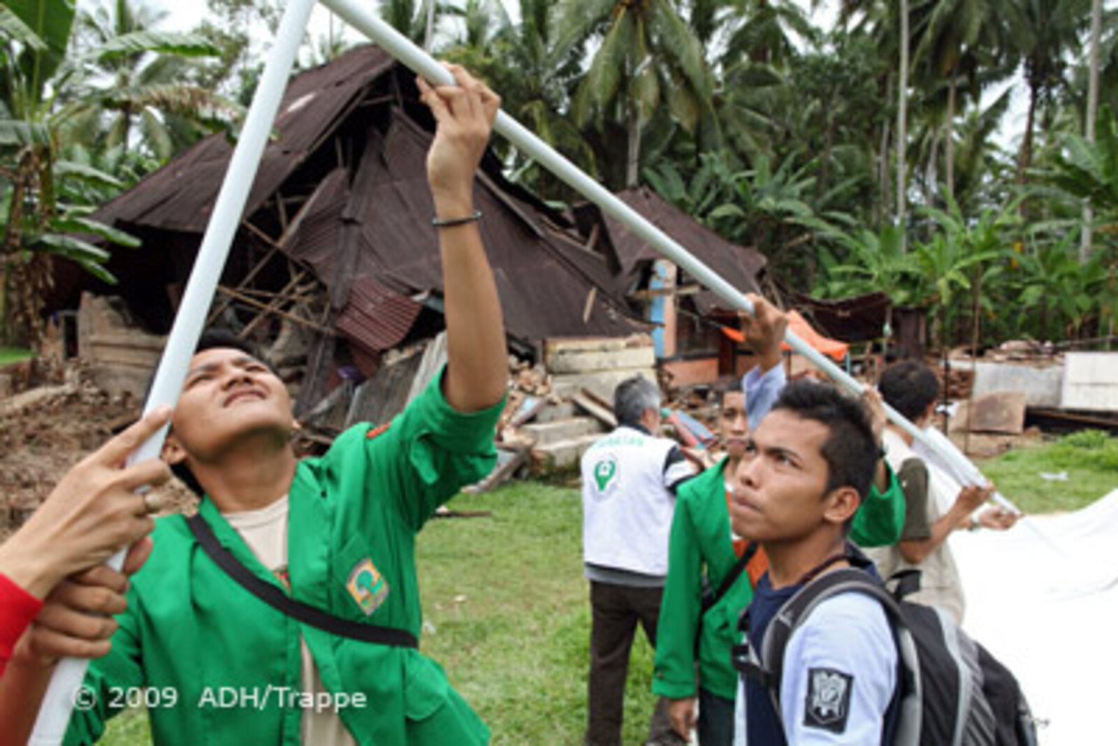 Katastrophen Südostasien: Aufbau eines Zeltes