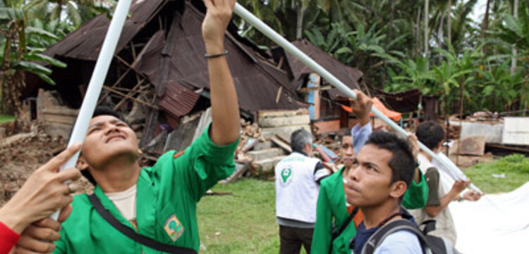 Katastrophen Südostasien: Aufbau eines Zeltes