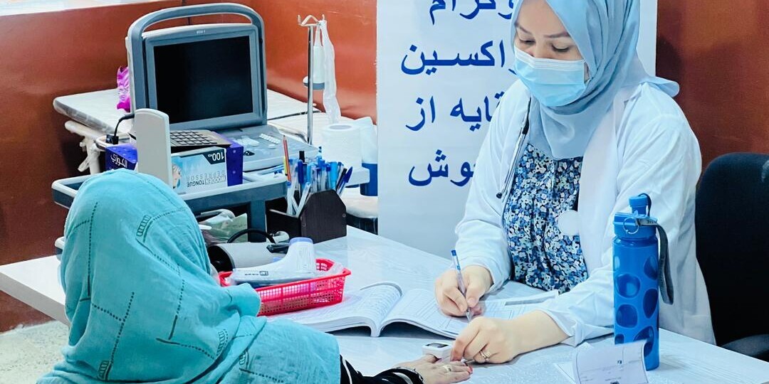 Dr. Tahmina Sadaa bei ihrer Arbeit für Malteser International in Afghanistan