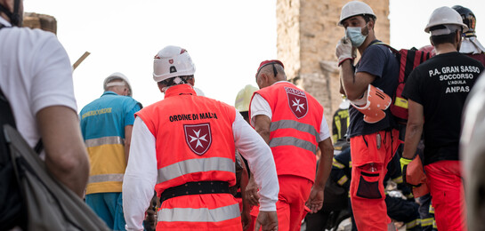 Helfer sind in den Ruinen von Amatrice in Italien unterwegs.