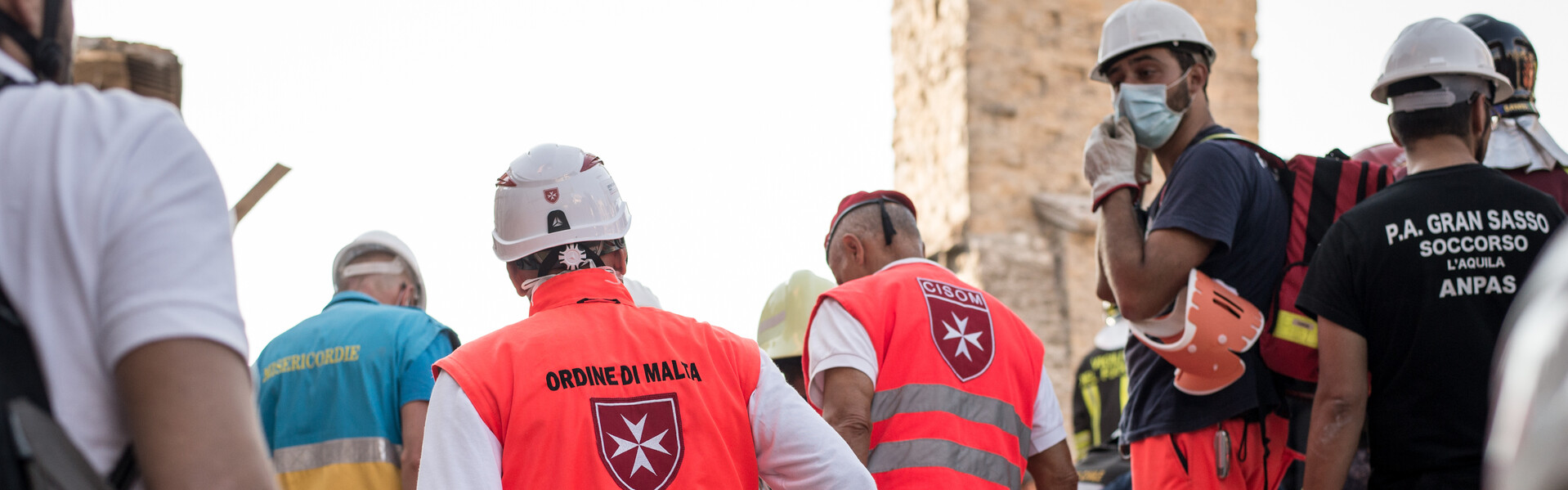 Helfer sind in den Ruinen von Amatrice in Italien unterwegs.