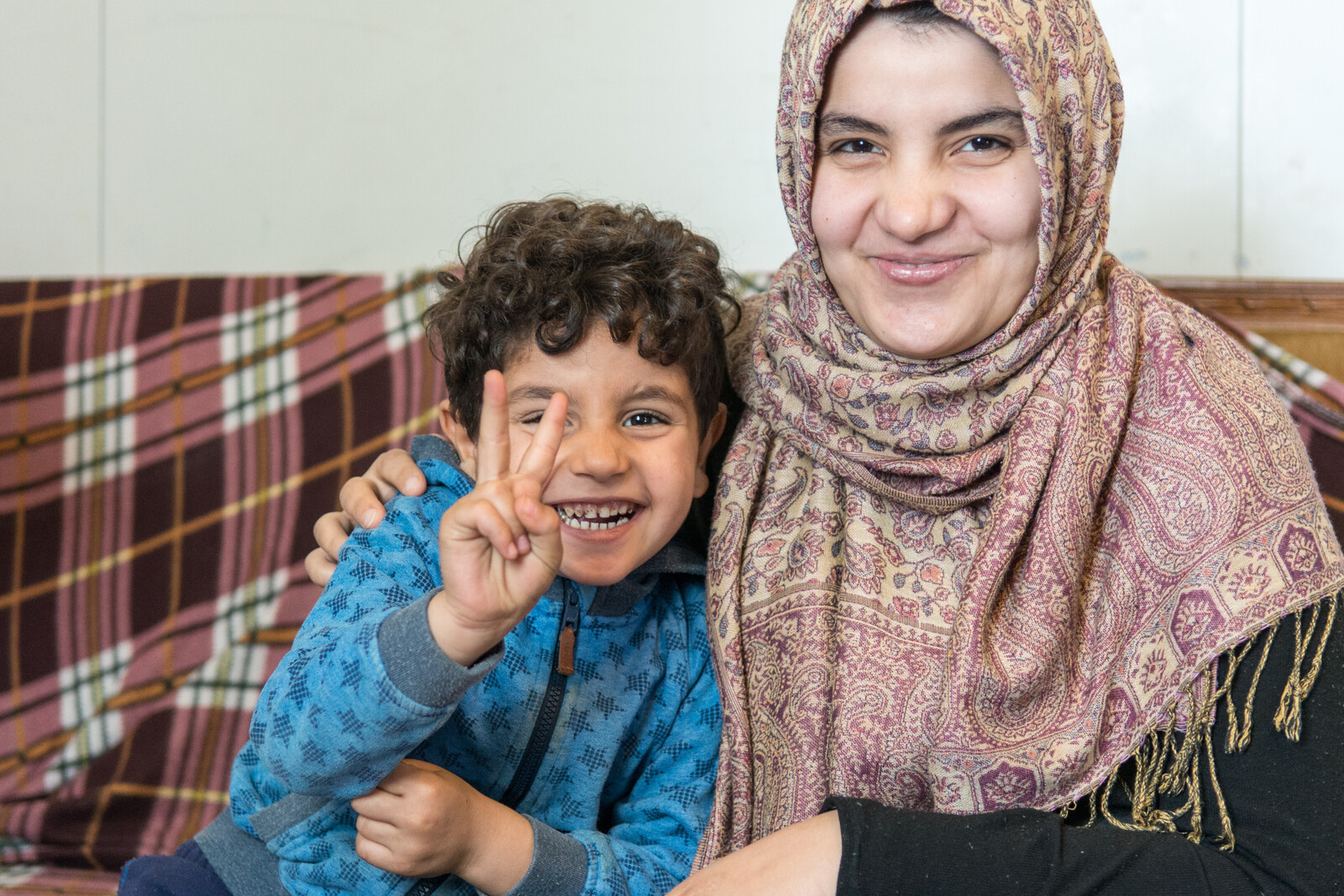 Noor und ihr Sohn sind nach ihrer Flucht aus dem Irak in Griechenland angekommen