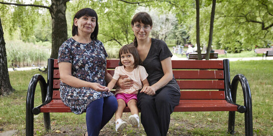 Ukrainische Frauen sitzen mit Kind auf einer Bank