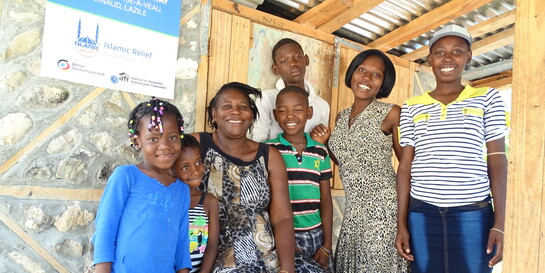 Manita Major mit ihren Kindern in Amaud, Haiti 