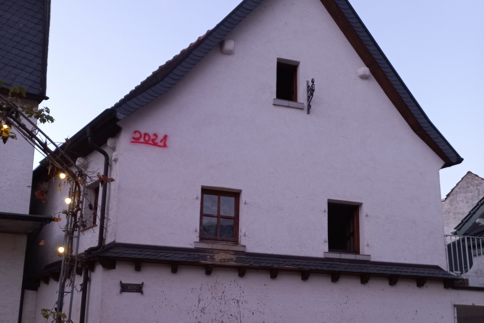 Haus in Dernau mit eingezeichneten Wasserständen 