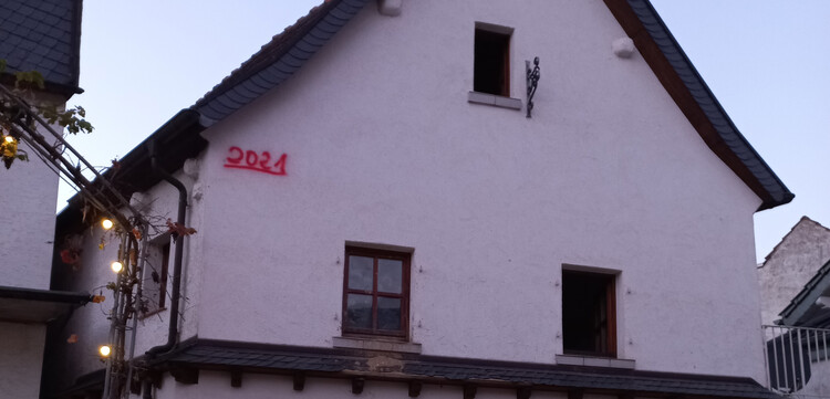 Haus in Dernau mit eingezeichneten Wasserständen Haus in Dernau mit eingezeichneten Wasserständen