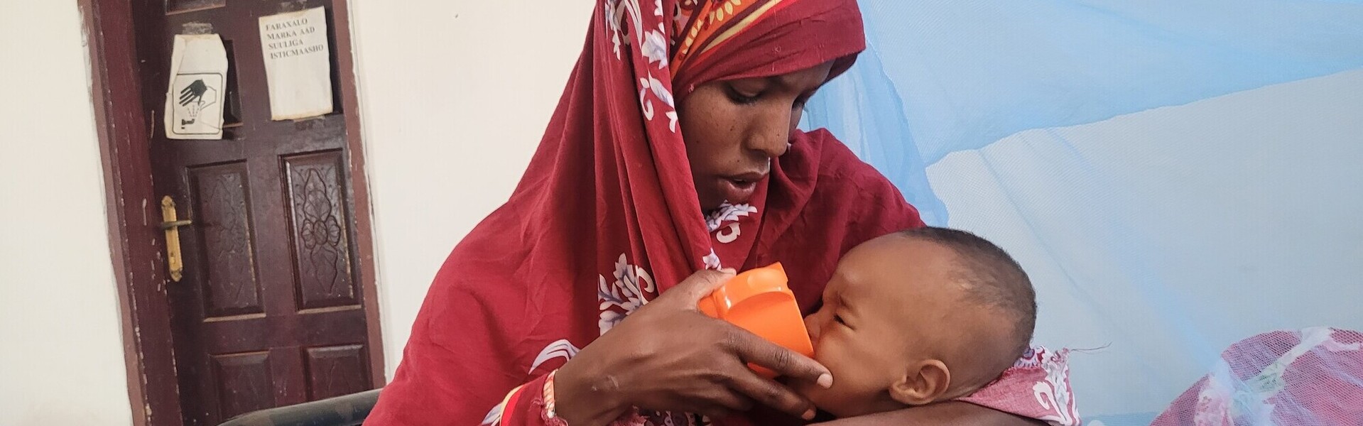 Eine Frau füttert ihr Baby: Viele Kinder in Somalia sind stark unterernährt