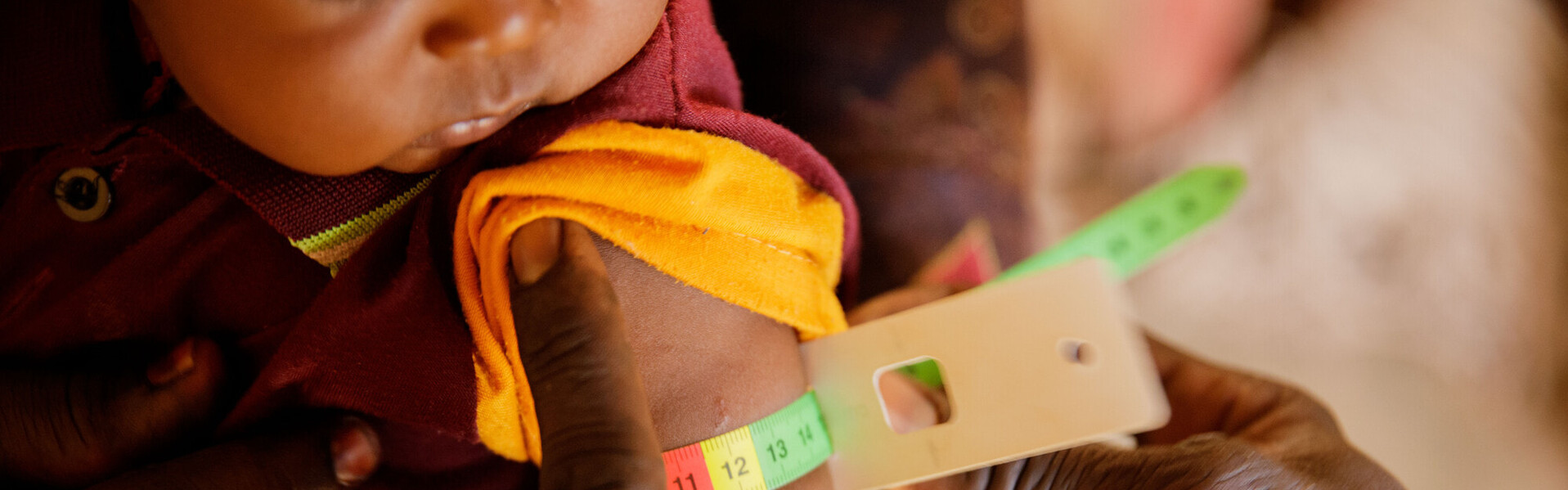 Mit dem MUAC-Band wird der Ernährungszustand von Kindern zwischen 6 Monaten und 5 Jahren ermittelt Mit einem speziellen Maßband wird der Oberarmumfang eines Babys gemessen