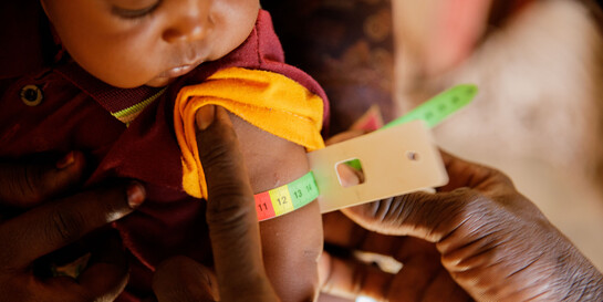 Mit einem speziellen Maßband wird der Ernährungszustand eines Babys gemessen