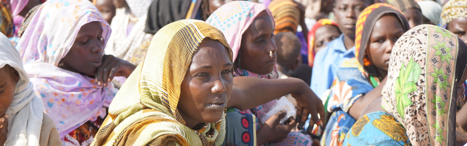 Frauen und Kinder in Zentralafrika, wo auch der Kamerun liegt, warten auf die Verteilung von Hilfsgütern