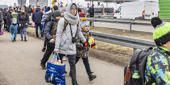 Frauen und Kinder fliehen vor dem Krieg in der Ukraine