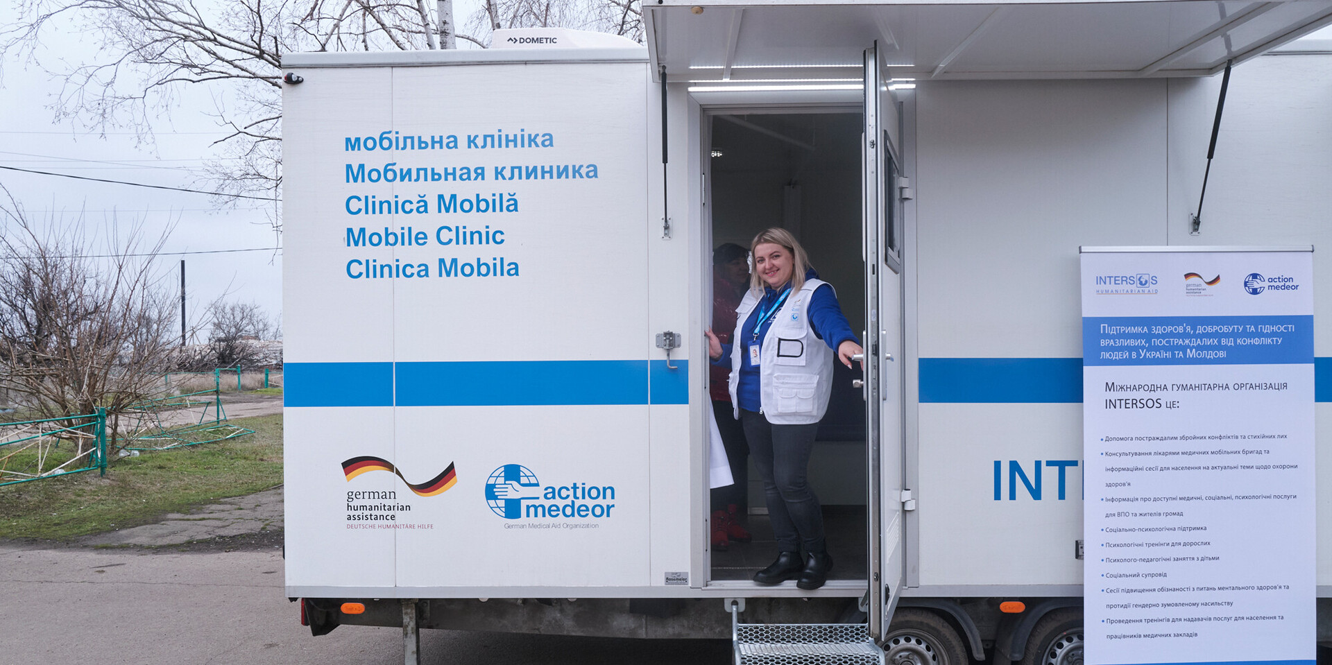 Die Krankenschwester Viktoria steht in der Tür der mobilen Klinik von action medeor