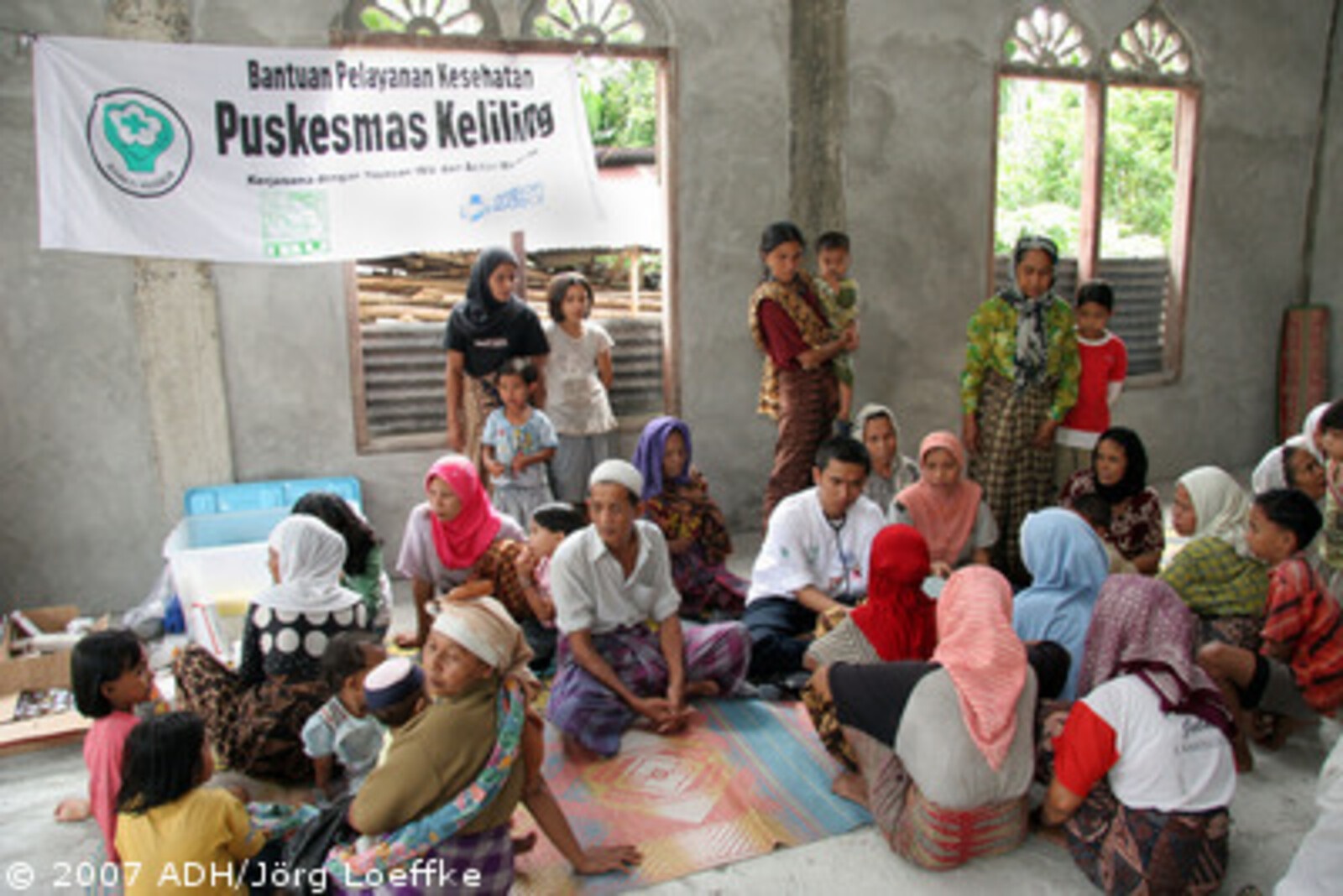 Tsunami-Hilfe Indonesien: Action Medeor Sprechstunde in der Moschee in Pasc Aceh Village