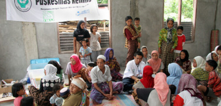 Tsunami-Hilfe Indonesien: Action Medeor Sprechstunde in der Moschee in Pasc Aceh Village