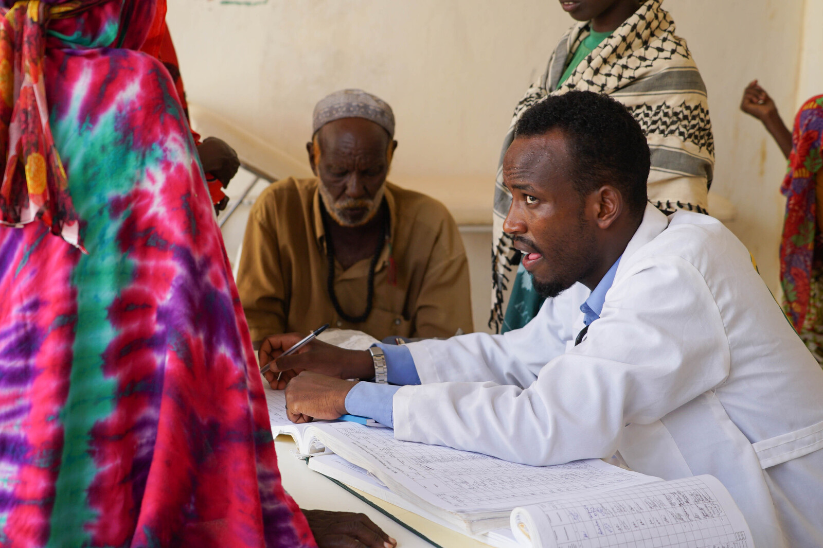 Viele unterernährte Kinder kommen in die Krankenstation in Somalia. Die Ärzte bemühen sich um deren Leben.