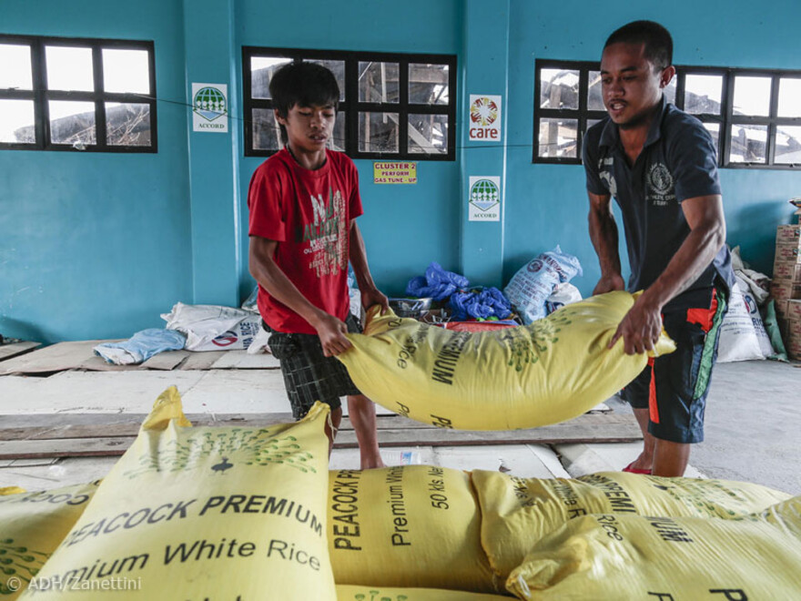 Neben den Mitarbeitern von internationalen und lokalen Hilfsorganisationen packen auch viele Freiwillige mit an