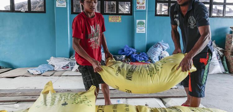 Neben den Mitarbeitern von internationalen und lokalen Hilfsorganisationen packen auch viele Freiwillige mit an