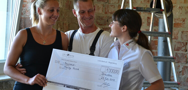 Hilfe für den Wiederaufbau kommt auch vom Malteser Hilfsdienst, der die Familie mit 1.000 Euro Haushaltsbeihilfe unterstützt