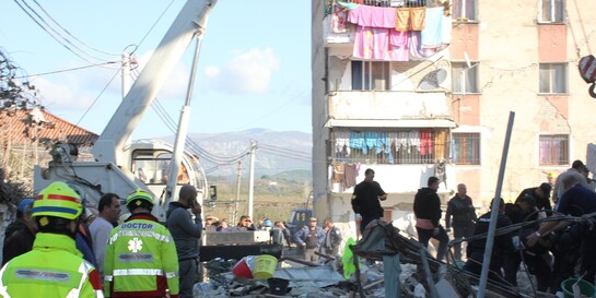 Helfer in Albanien beseitigen den Schutt zerstörter Häuser