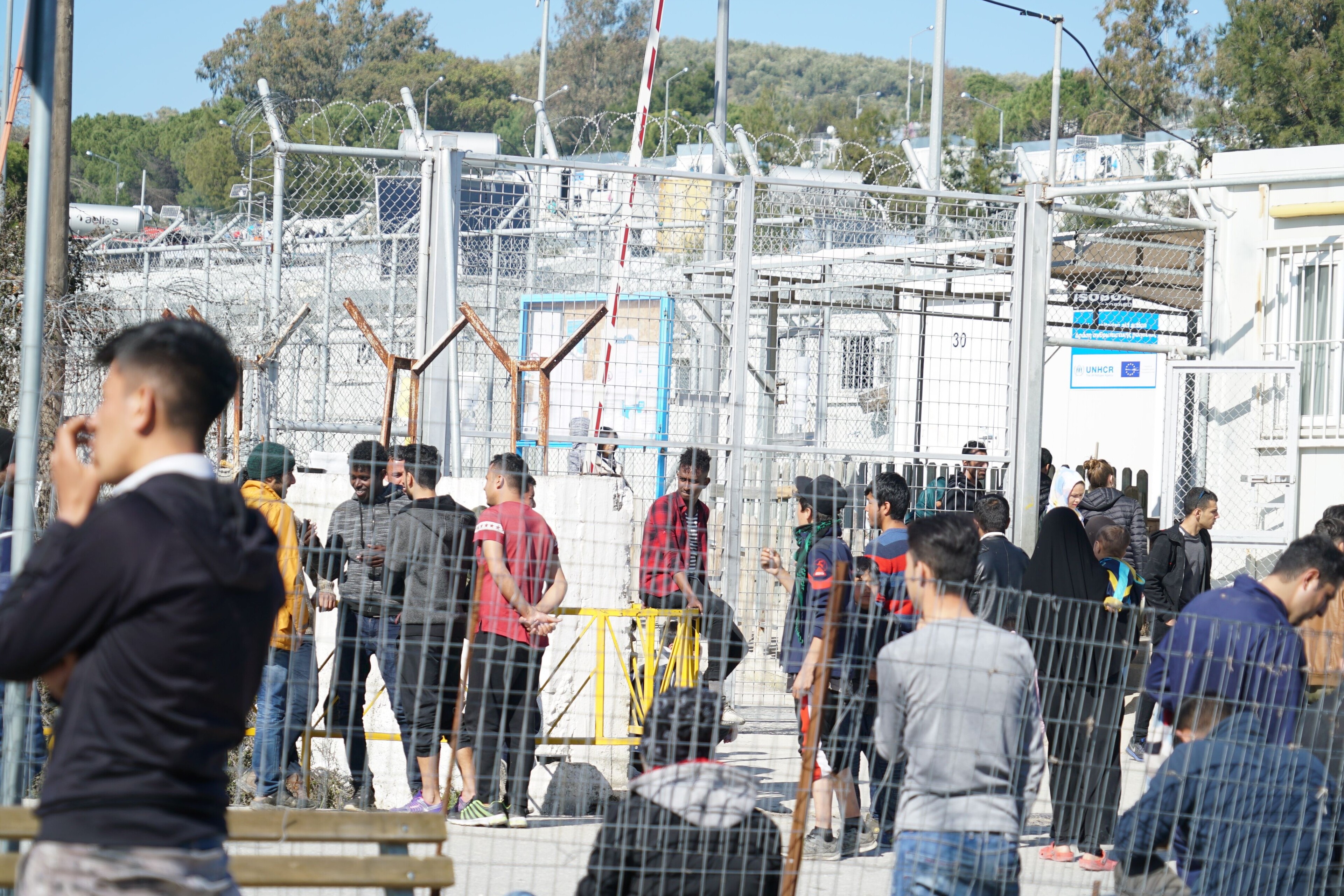 Menschen in einem Flüchtlingscamp auf der griechischen Insel Lesbos Menschen in einem Flüchtlingscamp auf der griechischen Insel Lesbos