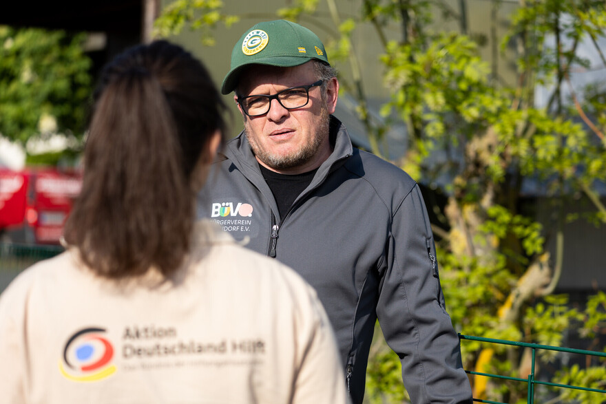 Eine Mitarbeiterin von Aktion Deutschland Hilft spricht mit einem regionalen Helfer Eine Mitarbeiterin von Aktion Deutschland Hilft spricht mit einem regionalen Helfer