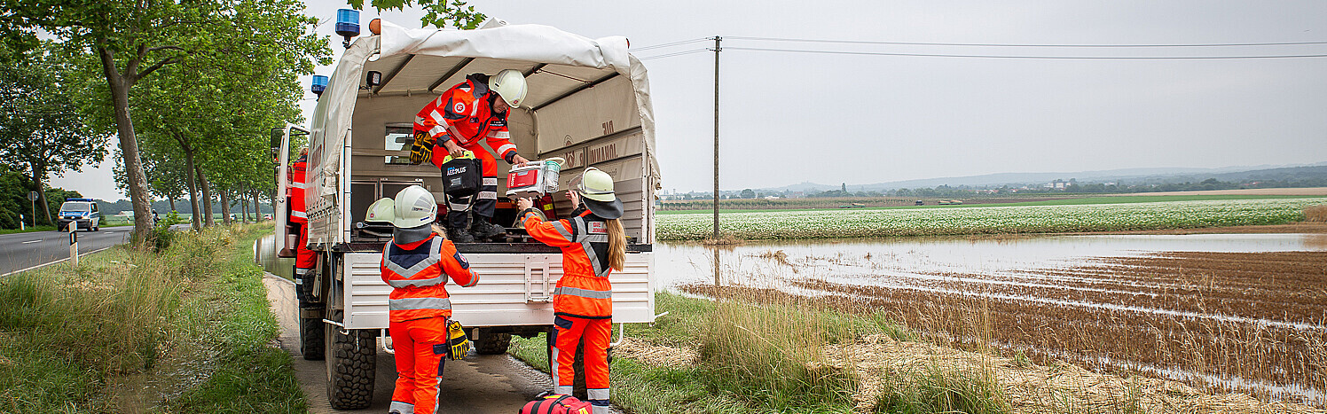 Helfer:innen nach der Flutkatastrophe in Deutschland