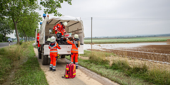 Helfer:innen nach der Flutkatastrophe in Deutschland