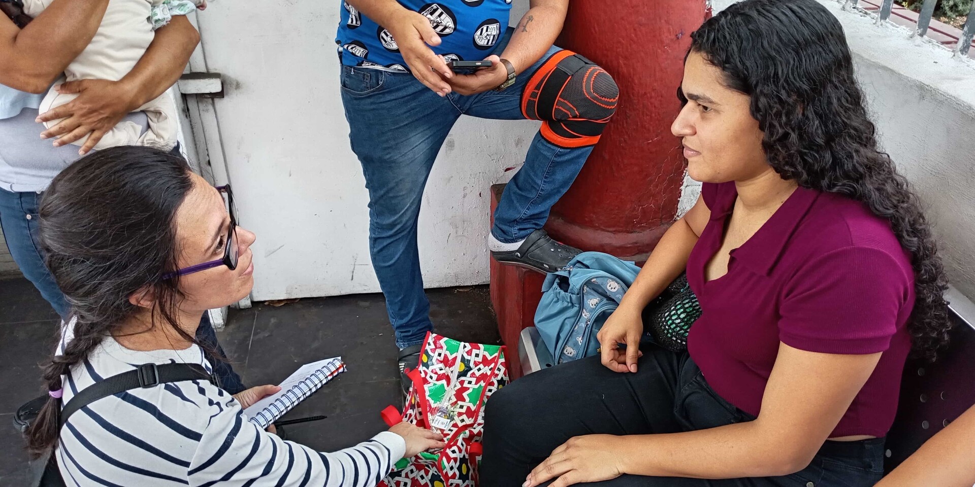Eine Helferin und eine Frau, die sie nach den Erdbeben in Venezuela unterstützt